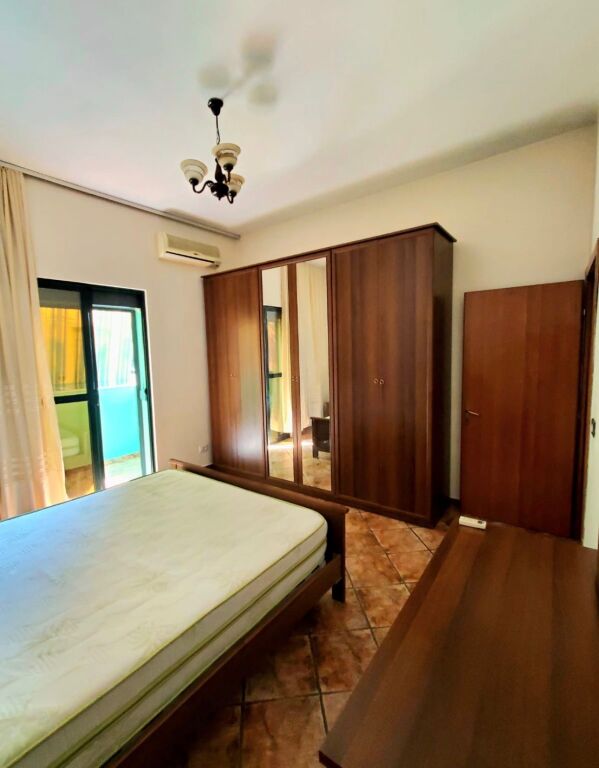 Jepet apartament me qera 2+1 Rr.e Durrsit