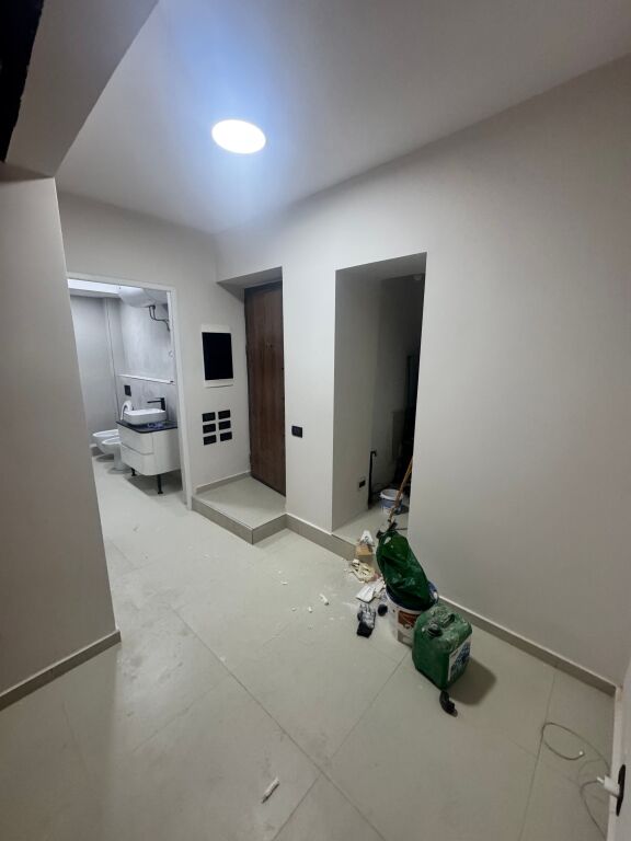 Locale commerciale di 100 m2 in affitto vicino alla Scuola Vasil Shanto