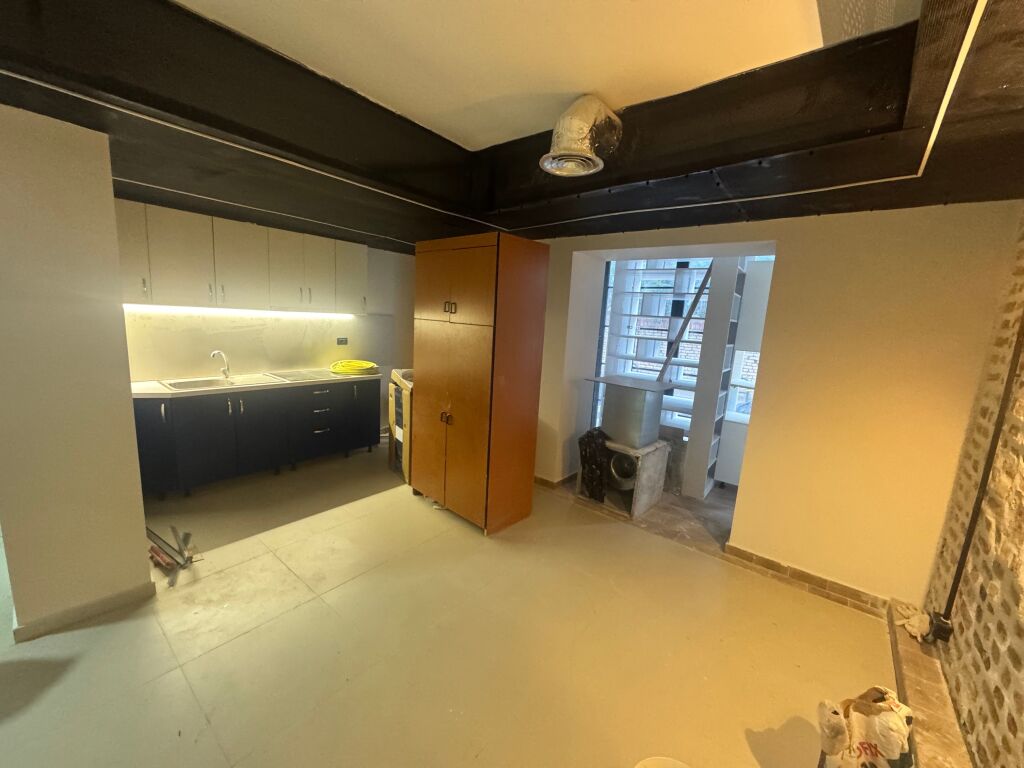 Locale commerciale di 100 m2 in affitto vicino alla Scuola Vasil Shanto