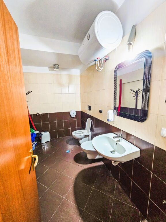 🏢Jepet Ambient Komercial me Qira me Sip: 300 m² te Rruga e Dibrës,