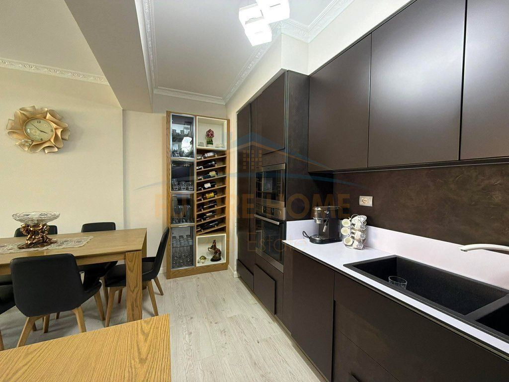 Shitet, Apartament 2+1+2 + Post Parkimi, Kompleksi Malajzjan