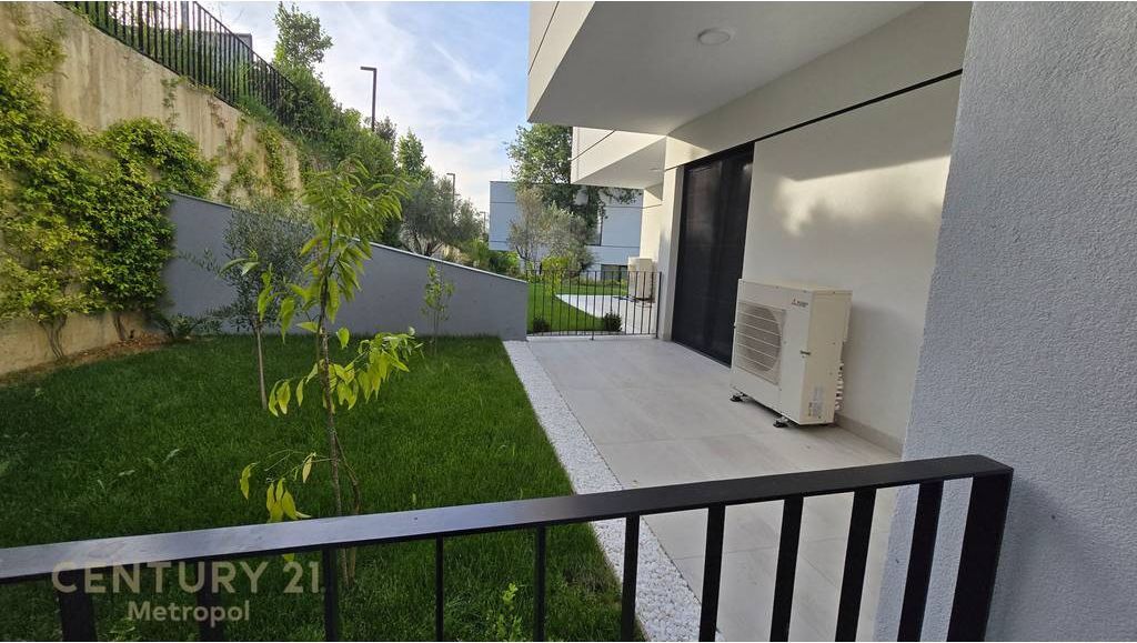 Villa with swimming pool for rent in a private residence, near the Dry Lake! 5,000 € /Month