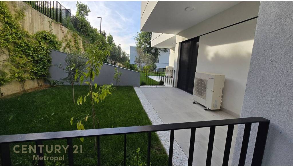 Villa with swimming pool for rent in a private residence, near the Dry Lake! 5,000 € /Month