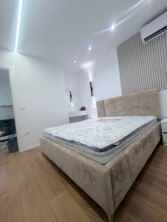 Jepet me qera Apartament 1+1 tek 21 Dhjetori/ afer Hotel Mondial