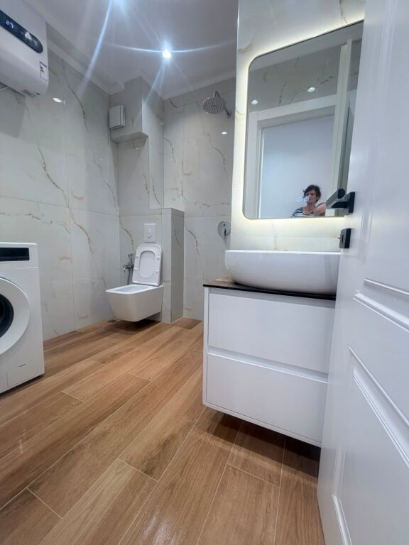 Jepet me qera Apartament 1+1 tek 21 Dhjetori/ afer Hotel Mondial