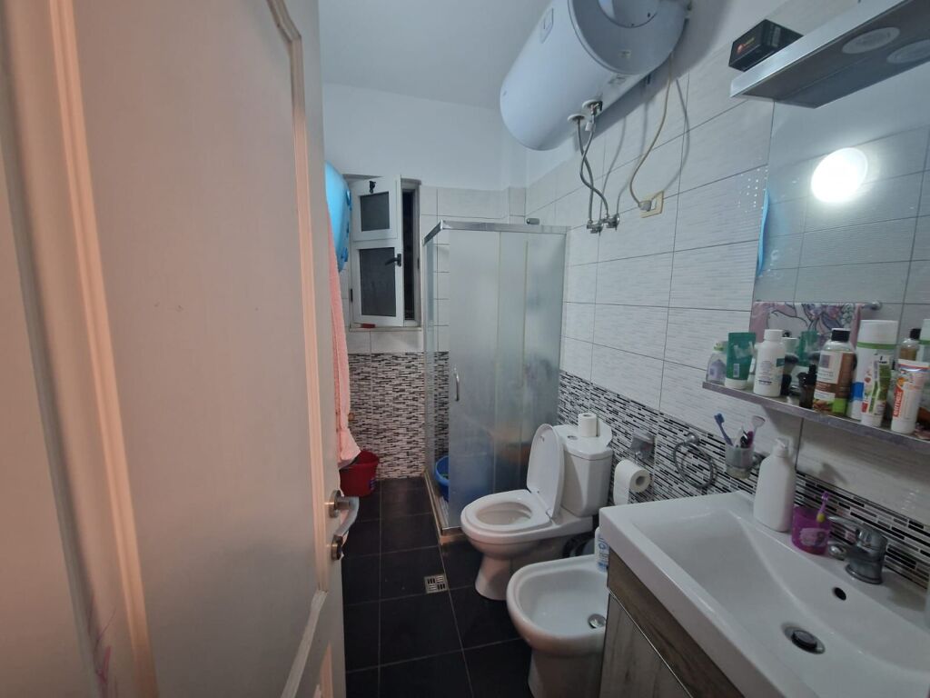 Shitet Apartament 1+1