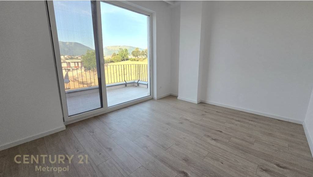 Villa with swimming pool for rent in a private residence, near the Dry Lake! 5,000 € /Month