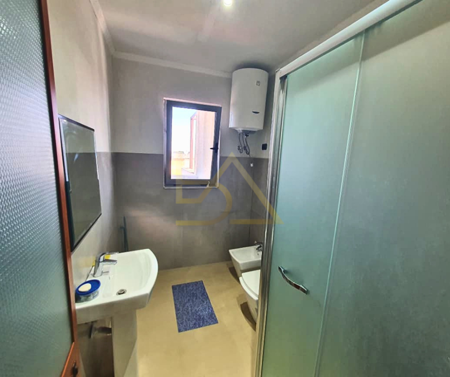 Vendesi in vendita 2+1 con veranda – Durazzo, vicino alla Direzione della Polizia