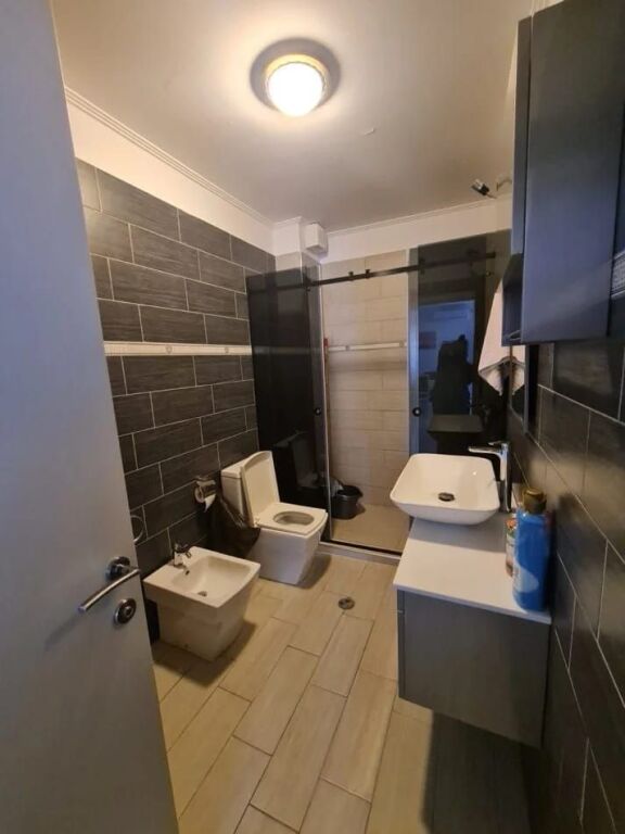 JEPET ME QIRA APARTAMENT 2+1+2 PRANË KOPSHTIT BOTANIK 800 mije leke