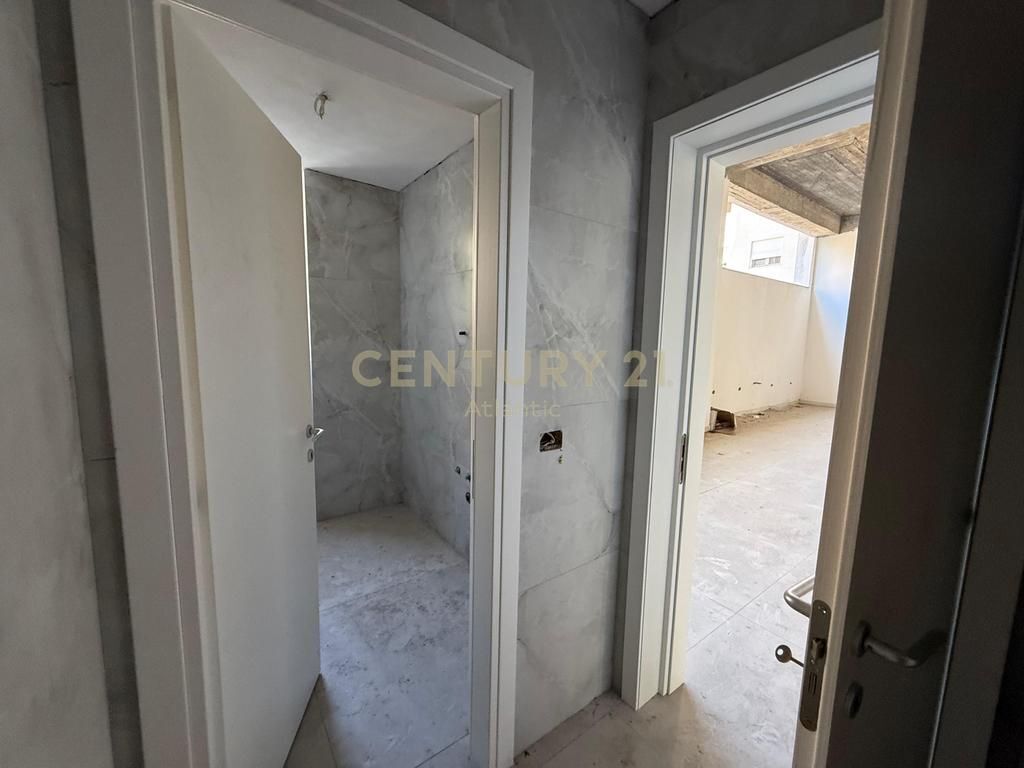 🏢 Unità Commerciale in Vendita 348,85m² sulla Spiaggia, Durrës – Possibilità di Dividere in 2 Parti e Vendere.
