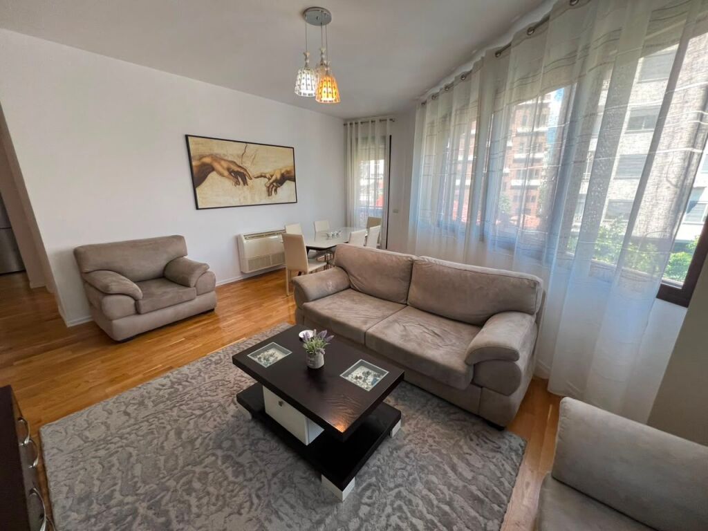 Qira Apartament 2+1 tek rruga Barrikadave !!
