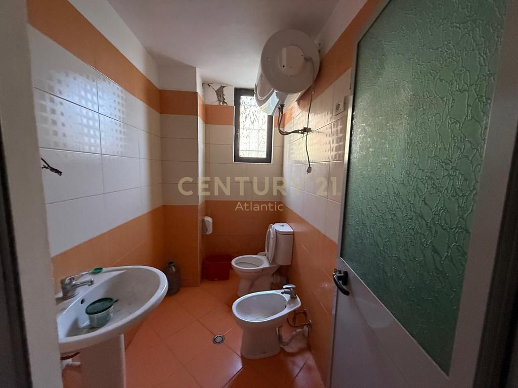 🏢 Unità Commerciale in Vendita 348,85m² sulla Spiaggia, Durrës – Possibilità di Dividere in 2 Parti e Vendere.