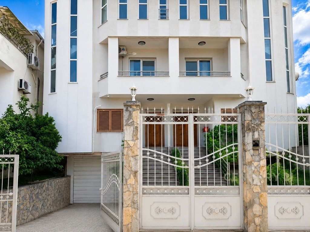 Affittasi edificio di 4 piani residenziali fuori terra + 1 piano interrato a Shkoze! 1.500 € /Mese