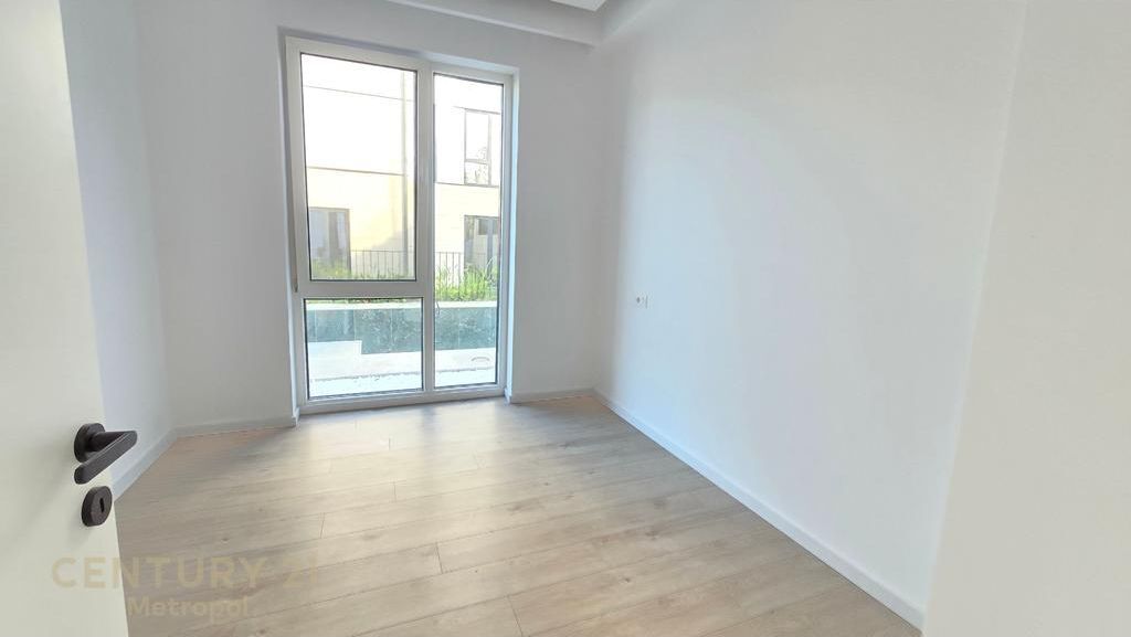 Villa with swimming pool for rent in a private residence, near the Dry Lake! 5,000 € /Month