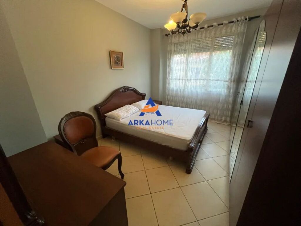 JEPET APARTAMENT ME QERA 1+1 "PRANË RRUGËS PROKOP MYZEQARI" 50.000 LEKE – pohled 4