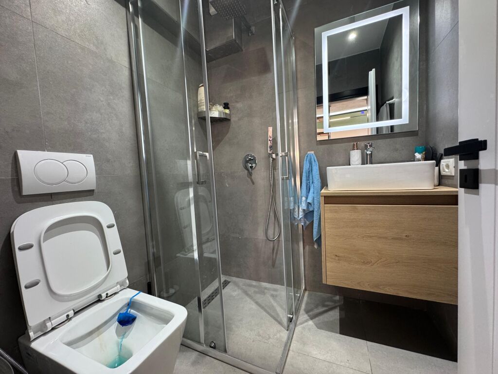 Shitet Duplex Me Pamje Fantastike Deti