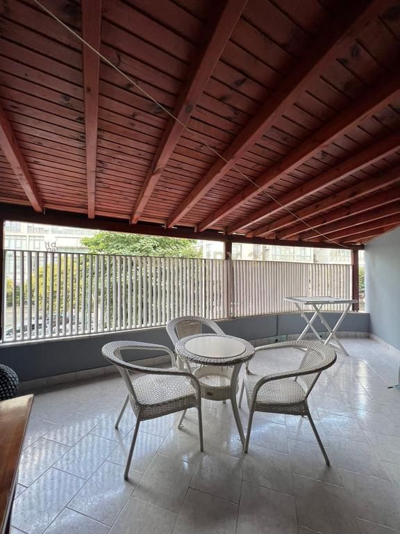 Apartament 2+1 me Verande per shitje te Komuna e Parisit