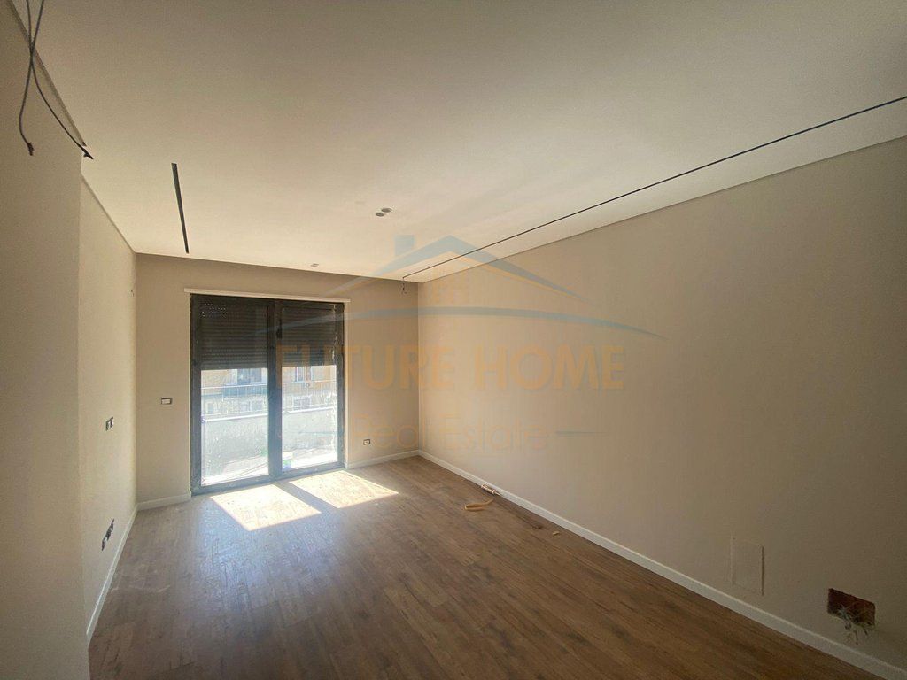 Shitet, Apartament 2+1, Rruga Karl Gega, Tiranë.