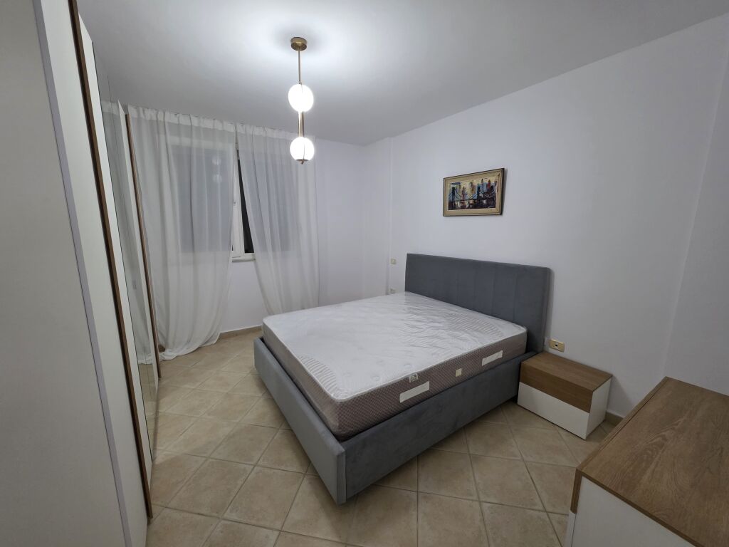 Jepet me qira apartament 1+1  📍 Vendndodhja: Tek Ish-Ekspozita 🏠 Tipologjia: 1+1 🛋️ I mobiluar plotësisht 💶 Çmimi: 650€ / muaj  Apartamenti është i organizuar në sallon me kuzhinë, një dhomë gjumi, tualet dhe ofron kushte komode për banim.  📞 Për më shumë informacion ose vizitë në pronë, kontaktoni në numrin tuaj të telefonit.