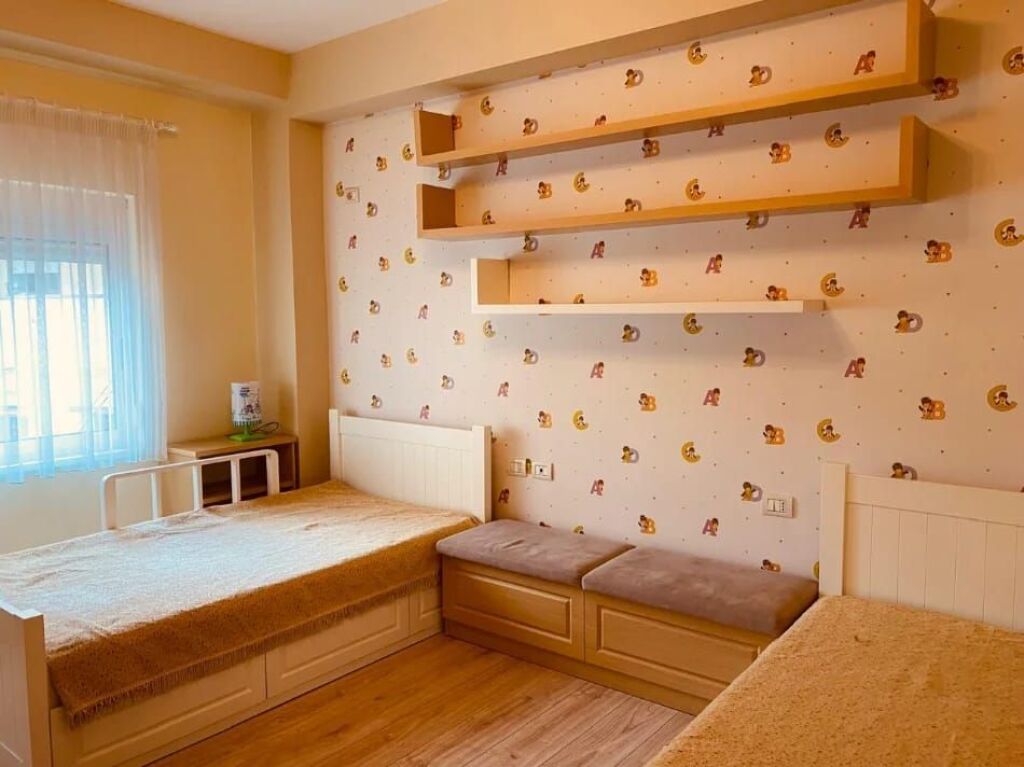 🏡 Affittasi appartamento 2+1 + cucina separata – Di fronte alla nuova maternità 65.000 Lek/mese