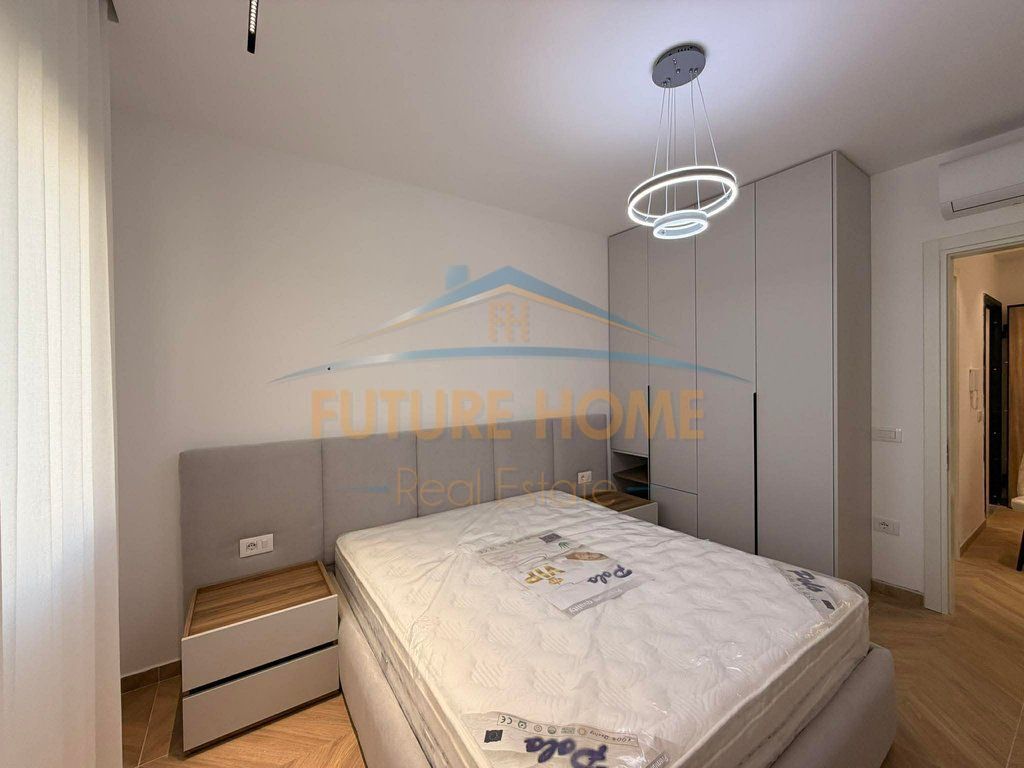 Disponojme për qira një apartament modern dhe totalisht i mobiluar, i pozicionuar në një zonë shumë të kërkuar të Unazës së Re.