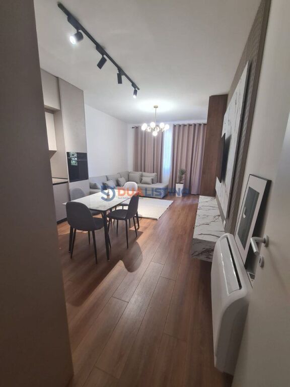 Jepet me qira apartament modern 1+1 te Rruga e Kosovarve.