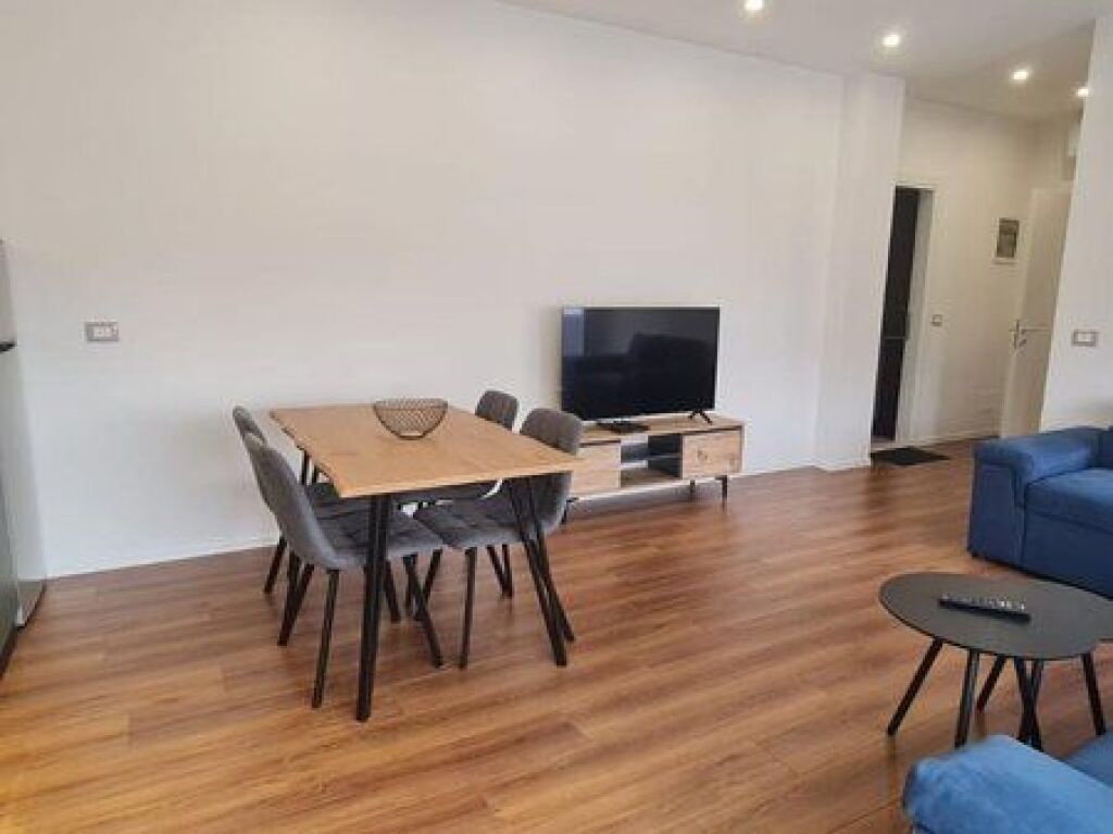 Ofrohet me qera apartament 1+1 ne Rrugen e Elbasanit , prane Vilave Gjermane