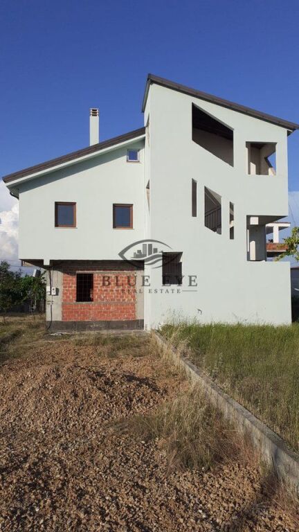 Vilë per Shitje 3+2 dhe toke në Ish këneta, Durrës