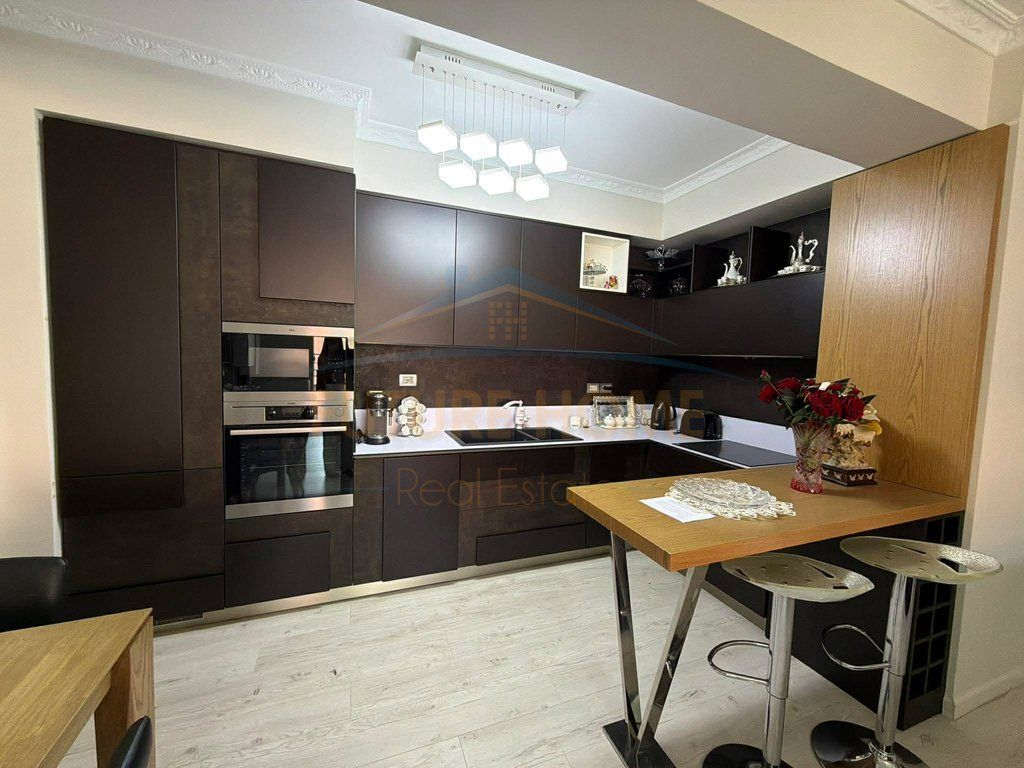 Shitet, Apartament 2+1+2 + Post Parkimi, Kompleksi Malajzjan