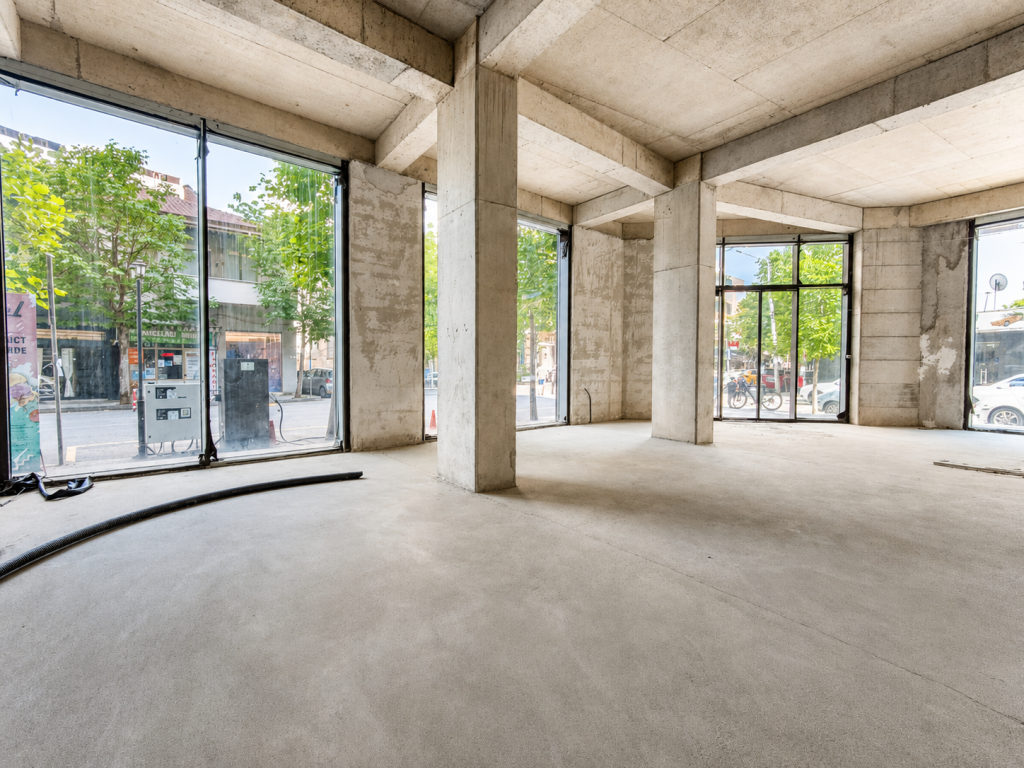 Locale Commerciale in Affitto in Via Barrikadave