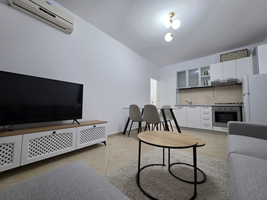 Jepet me qira apartament 1+1  📍 Vendndodhja: Tek Ish-Ekspozita 🏠 Tipologjia: 1+1 🛋️ I mobiluar plotësisht 💶 Çmimi: 650€ / muaj  Apartamenti është i organizuar në sallon me kuzhinë, një dhomë gjumi, tualet dhe ofron kushte komode për banim.  📞 Për më shumë informacion ose vizitë në pronë, kontaktoni në numrin tuaj të telefonit.