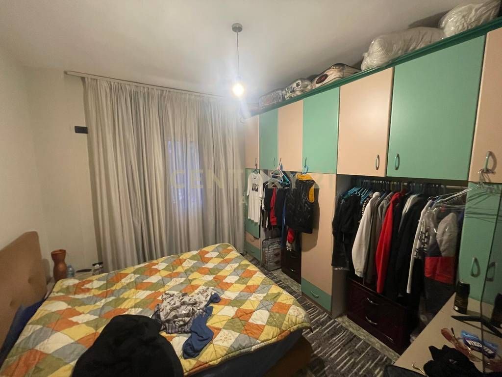 Apartament 2+1 me Verande per shitje te Komuna e Parisit