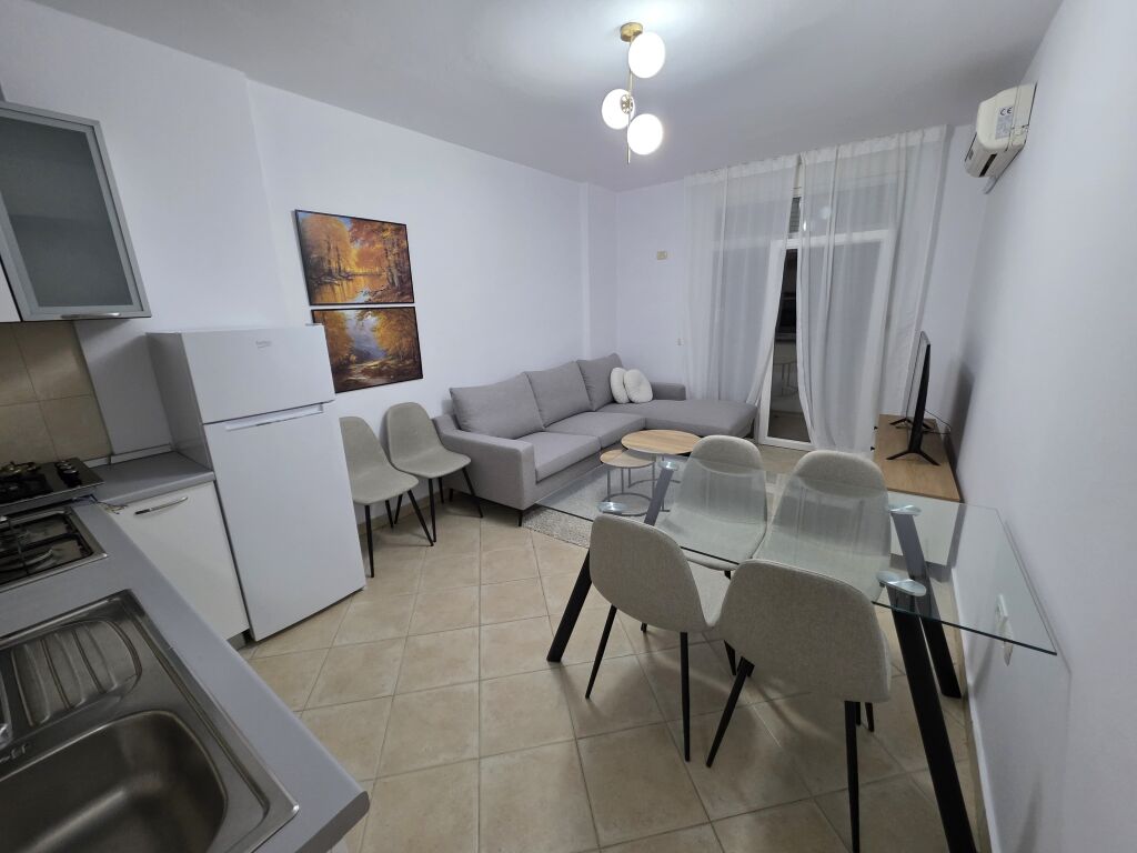 Jepet me qira apartament 1+1  📍 Vendndodhja: Tek Ish-Ekspozita 🏠 Tipologjia: 1+1 🛋️ I mobiluar plotësisht 💶 Çmimi: 650€ / muaj  Apartamenti është i organizuar në sallon me kuzhinë, një dhomë gjumi, tualet dhe ofron kushte komode për banim.  📞 Për më shumë informacion ose vizitë në pronë, kontaktoni në numrin tuaj të telefonit.