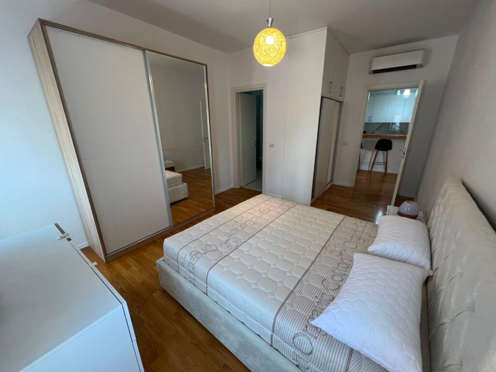 Qira Apartament 2+1 tek rruga Barrikadave !!