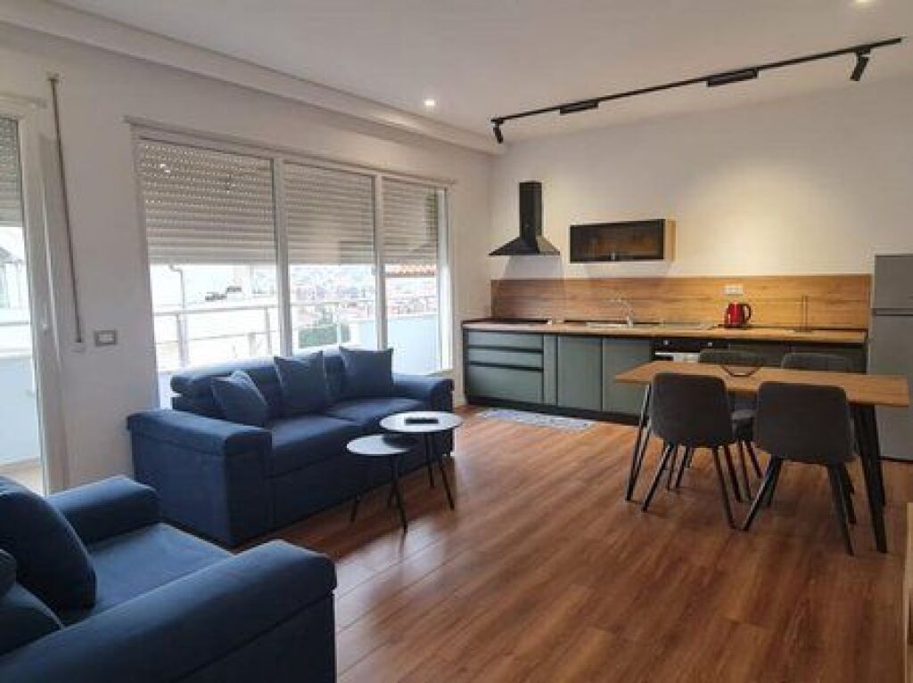 Ofrohet me qera apartament 1+1 ne Rrugen e Elbasanit , prane Vilave Gjermane