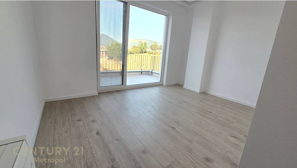 Vile me pishine per qira ne rezidence private, prane Liqenit te Thate! Metropol142923