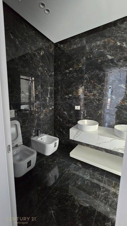Vile me pishine per qira ne rezidence private, prane Liqenit te Thate! Metropol142923