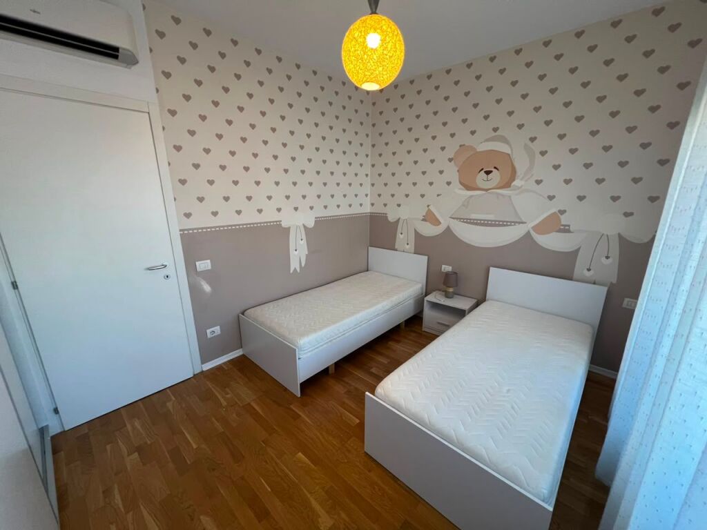 Qira Apartament 2+1 tek rruga Barrikadave !!