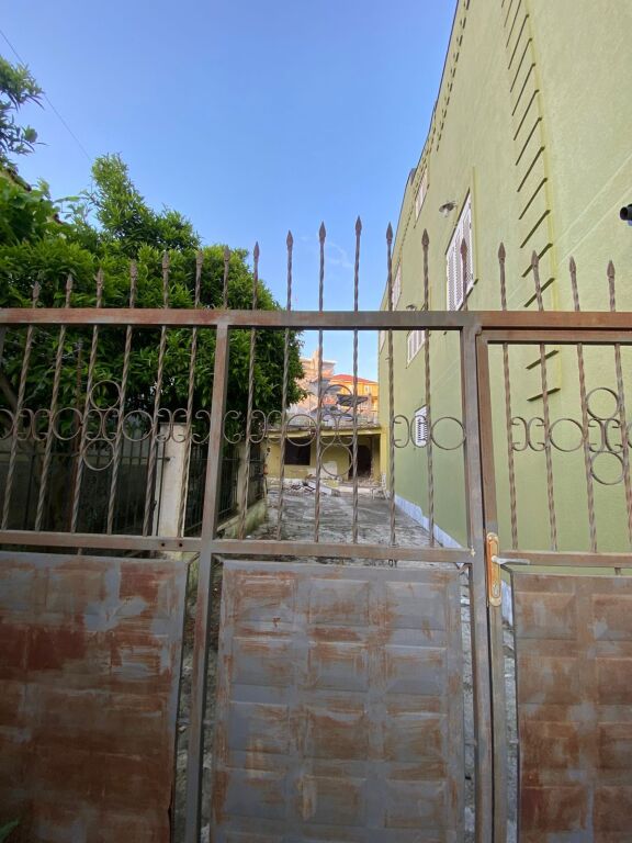 Terreno + Casa con Alto Potenziale di Sviluppo in Vendita