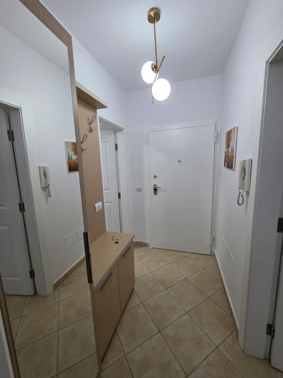 Jepet me qira apartament 1+1  📍 Vendndodhja: Tek Ish-Ekspozita 🏠 Tipologjia: 1+1 🛋️ I mobiluar plotësisht 💶 Çmimi: 650€ / muaj  Apartamenti është i organizuar në sallon me kuzhinë, një dhomë gjumi, tualet dhe ofron kushte komode për banim.  📞 Për më shumë informacion ose vizitë në pronë, kontaktoni në numrin tuaj të telefonit.