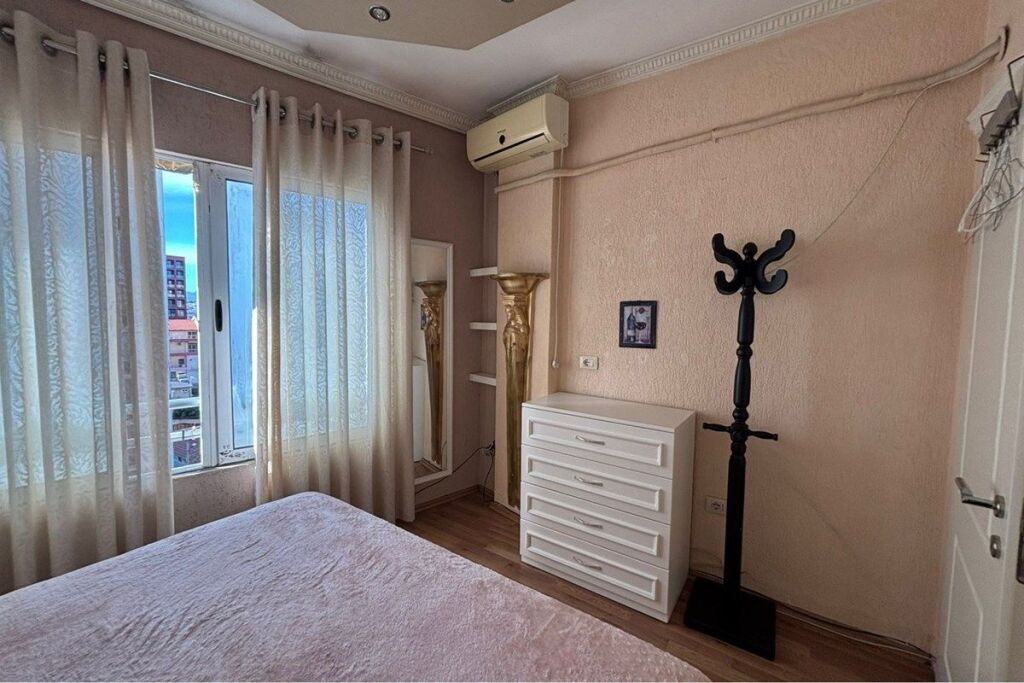Apartament - Për Qira - Rruga e Barrikadave, Tiranë