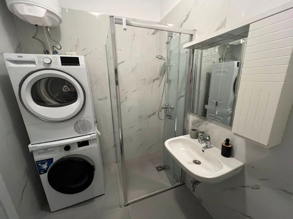 Qira Apartament 2+1 tek rruga Barrikadave !!