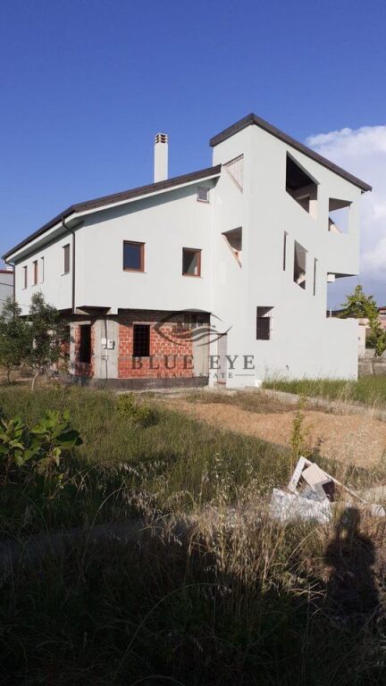 Vilë per Shitje 3+2 dhe toke në Ish këneta, Durrës
