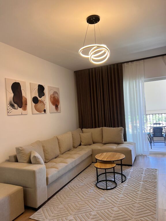 Jepet me qira 2+1+1 KOMPLEKSI AURA Rruga Dritan Hoxha700€