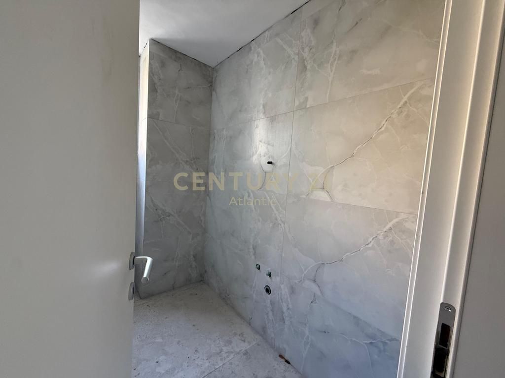 🏢 Unità Commerciale in Vendita 348,85m² sulla Spiaggia, Durrës – Possibilità di Dividere in 2 Parti e Vendere.