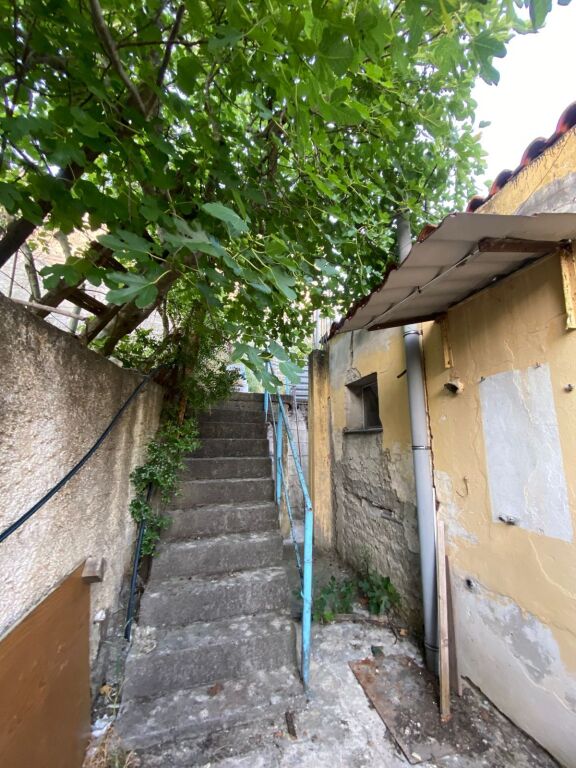 Terreno + Casa con Alto Potenziale di Sviluppo in Vendita