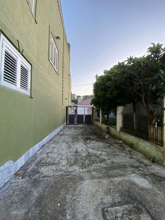 Terreno + Casa con Alto Potenziale di Sviluppo in Vendita