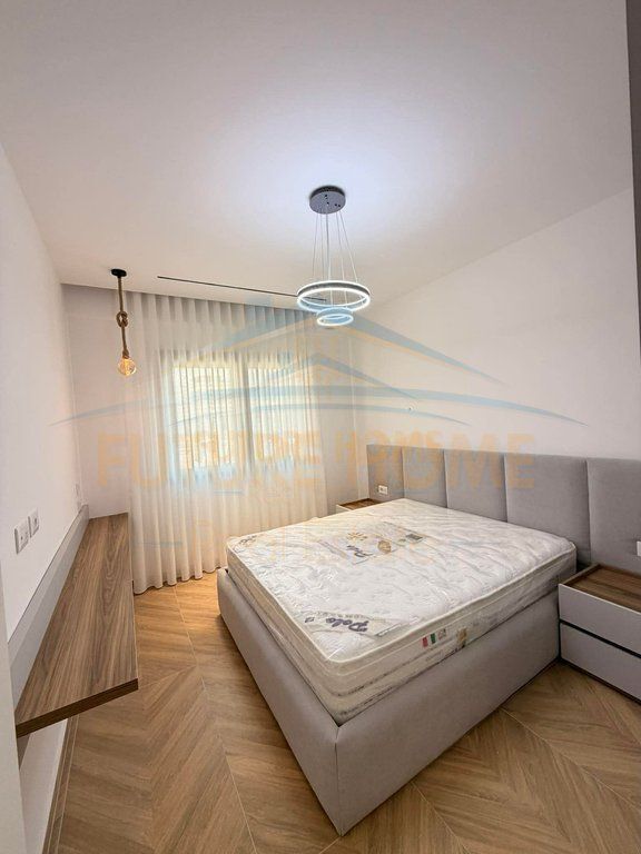 Disponojme për qira një apartament modern dhe totalisht i mobiluar, i pozicionuar në një zonë shumë të kërkuar të Unazës së Re.