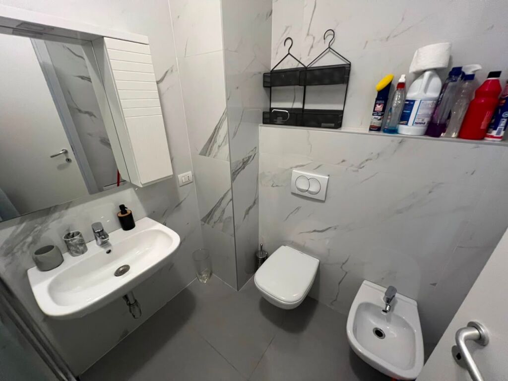 Qira Apartament 2+1 tek rruga Barrikadave !!