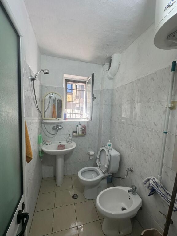 🏢Rruga e Barrikadave,jepet me qera apartament 1+1+ambient gatimi ,e mobiluar 55,000Leke